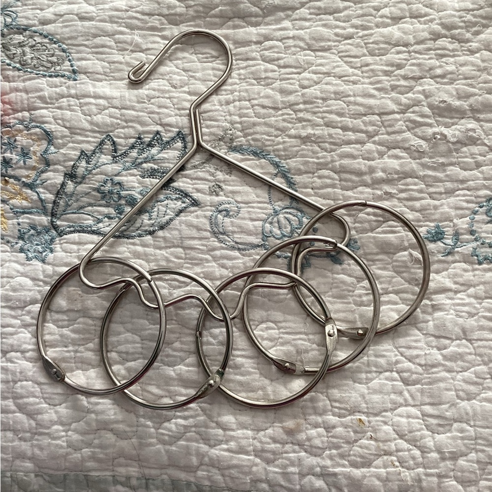 Scarf hanger